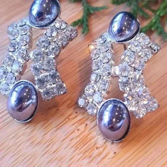 Elegant Silver Crystal Earrings - Picture 2 of 3